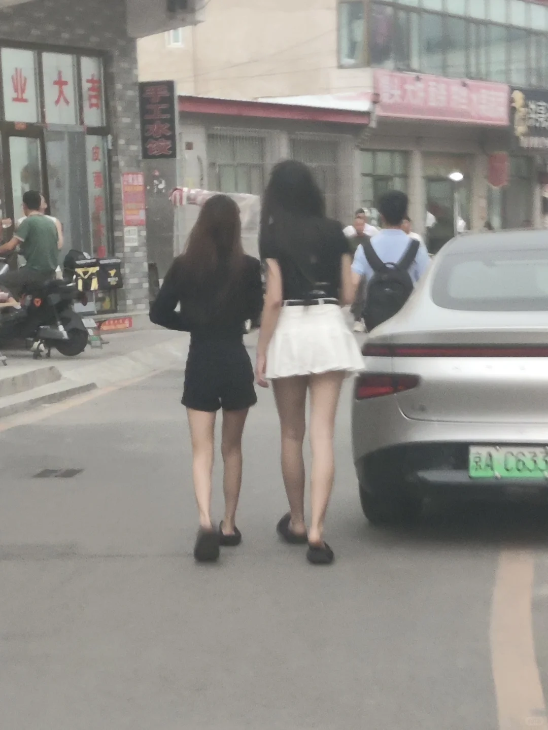 村里的极品美腿，目测有一米八