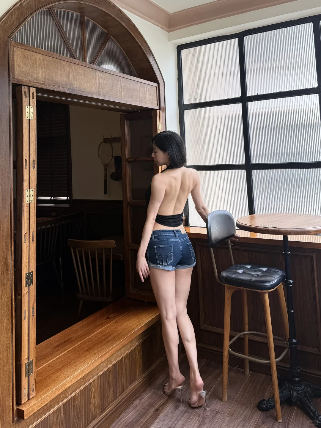 想看看健身女孩的背
