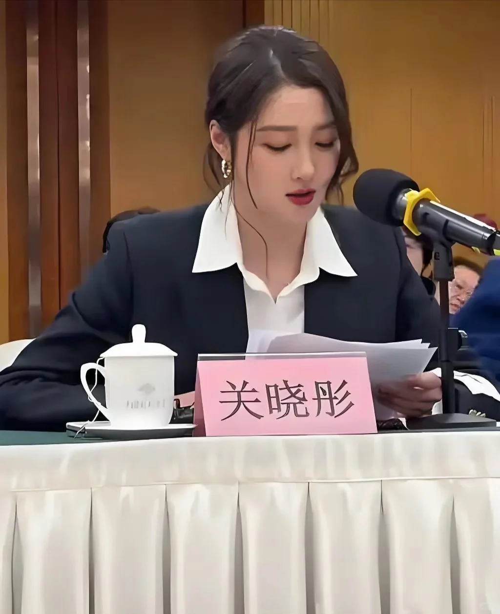 关晓彤正装出席活动，网友惊呼:哇塞，连气