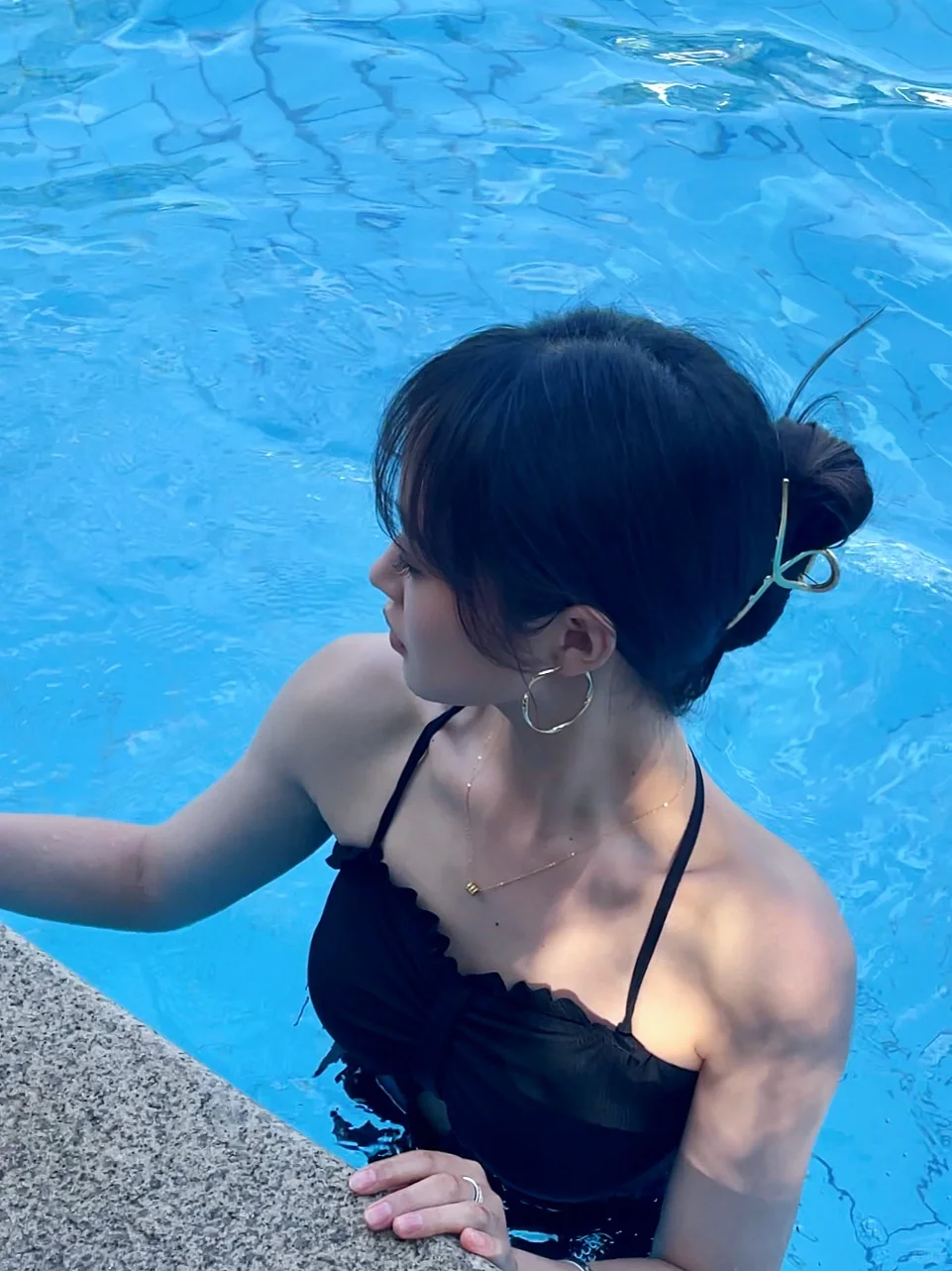 👙泳池拍照真的太绝了