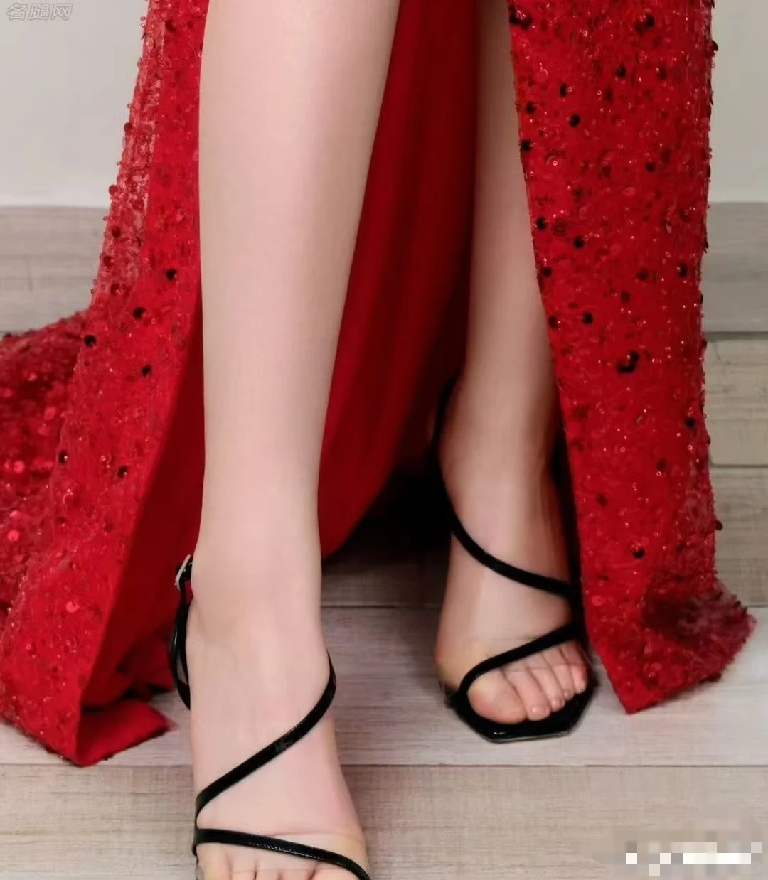 刘亦菲性感开叉红裙大秀玉腿美足美惨了