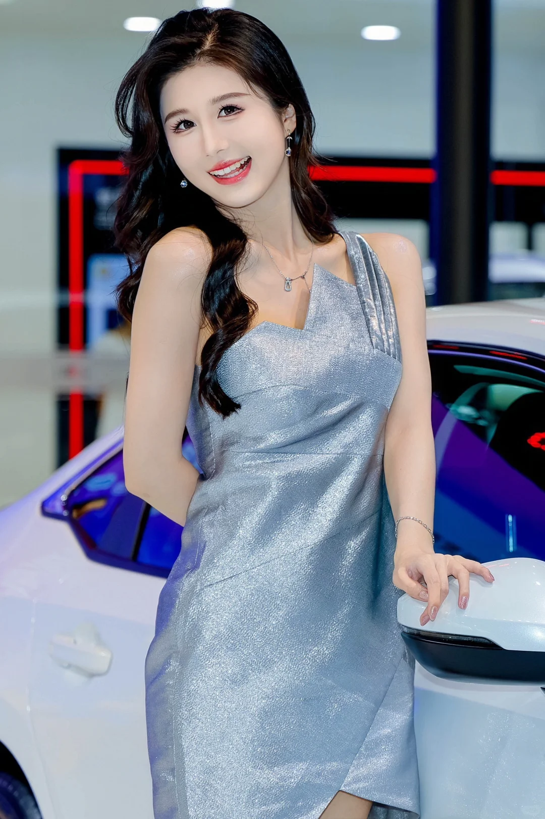 笑起来甜死你的车模小姐姐—婕妤
