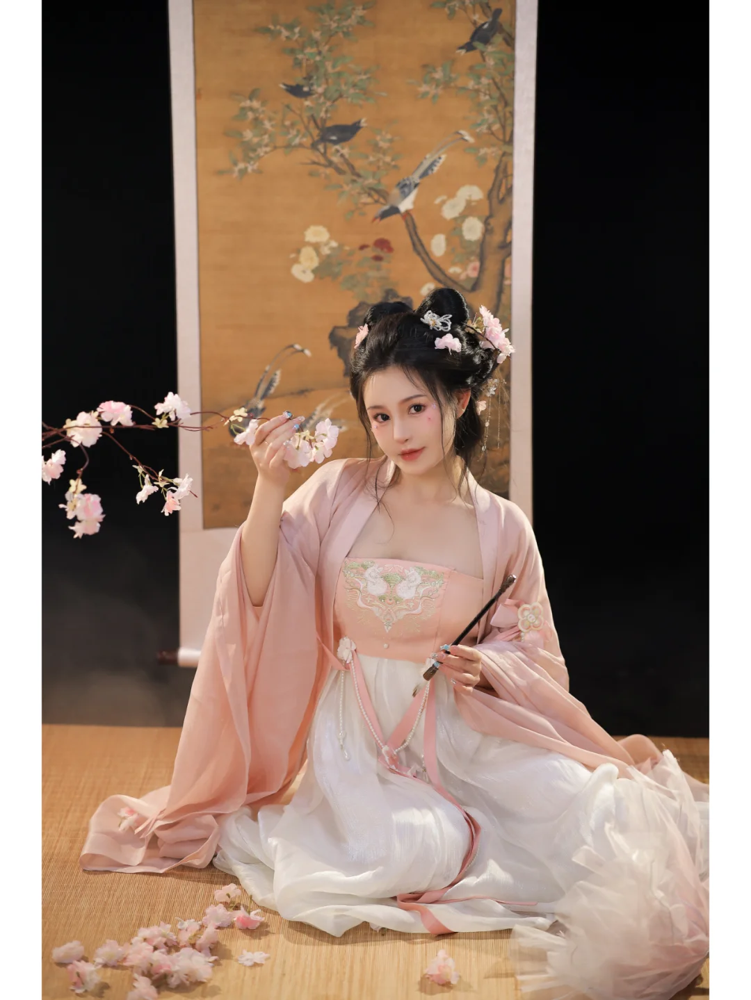 穿上古代服饰,感受传统与现代的交错之美。