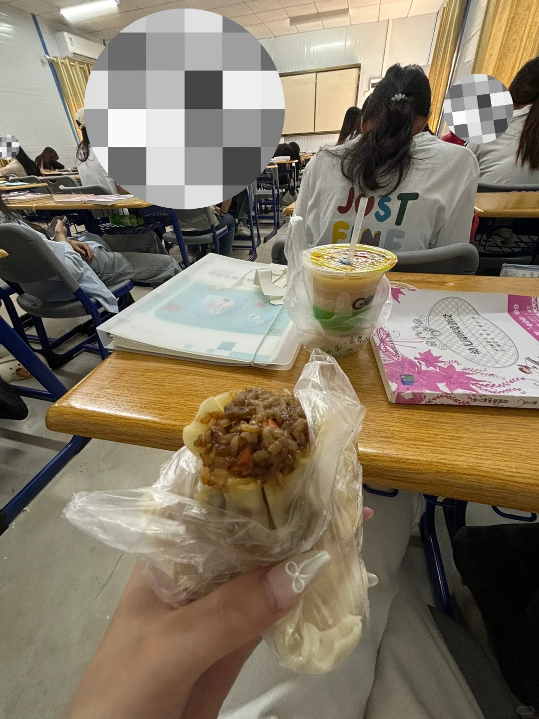 上课偷偷吃早餐你就会获得