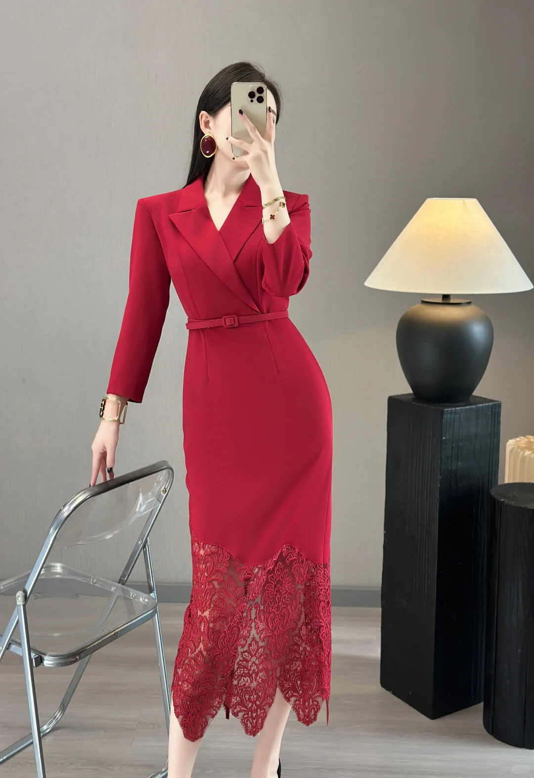 “🖤✨ 蕾丝拼接西装裙，35+女神的新宠！优雅与