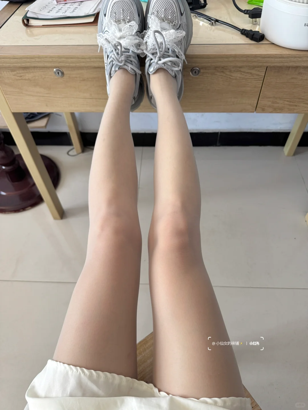 没错！真的穿了绿色丝袜😭冷白皮太高级‼️