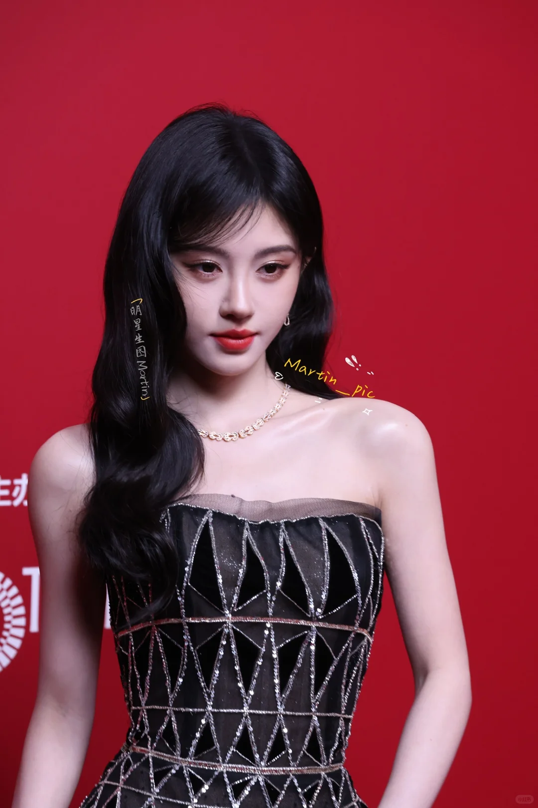 鞠婧祎真就巴掌大的脸全是五官 精致又灵动