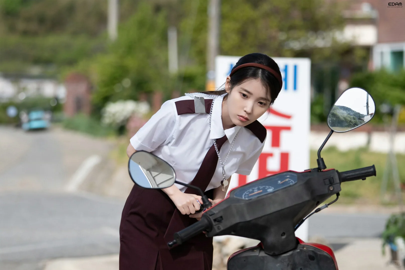 【IU】250529 IU 官推更新～制服诱惑
