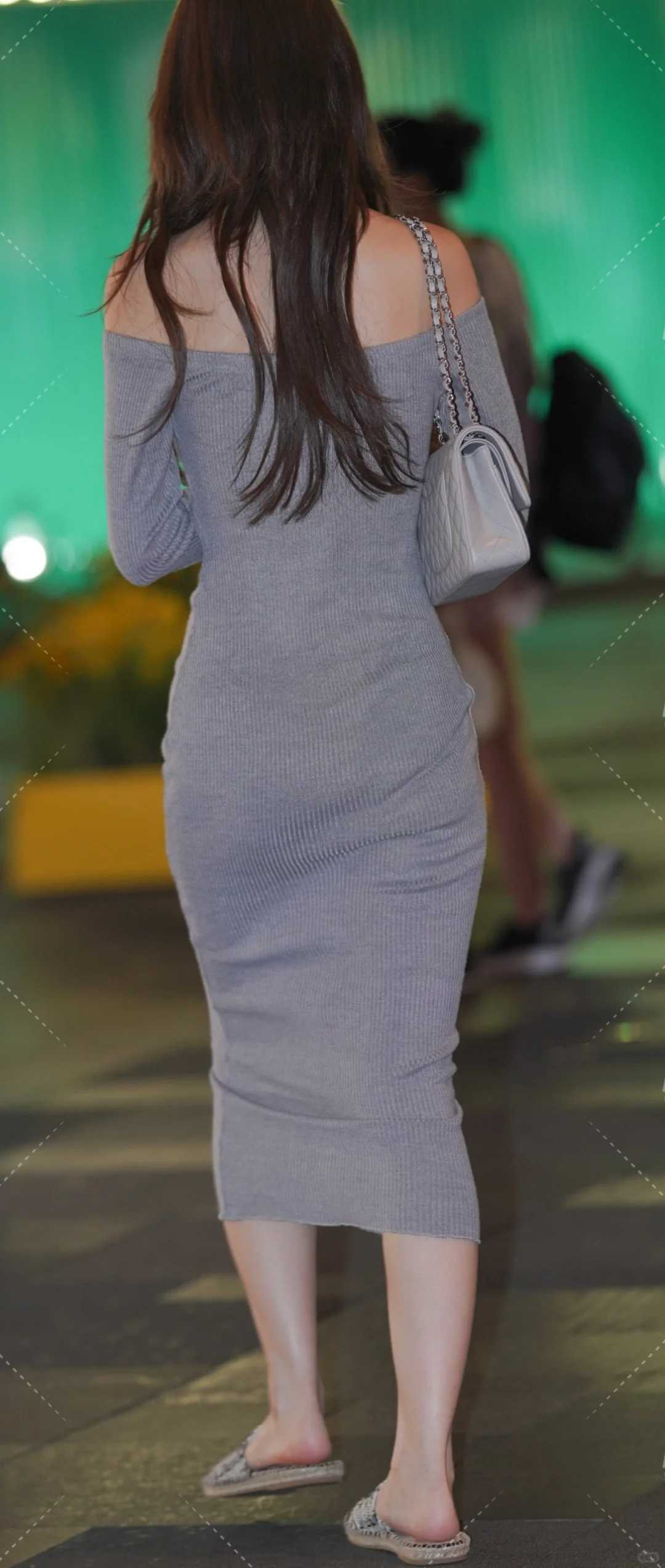 肩颈线条美的像只天鹅～灰色系🖤🖤