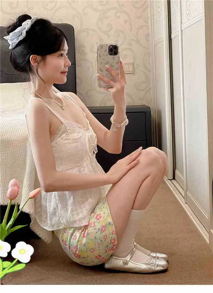 🌊海边度假穿搭｜白色吊带+碎花短裙太温柔了