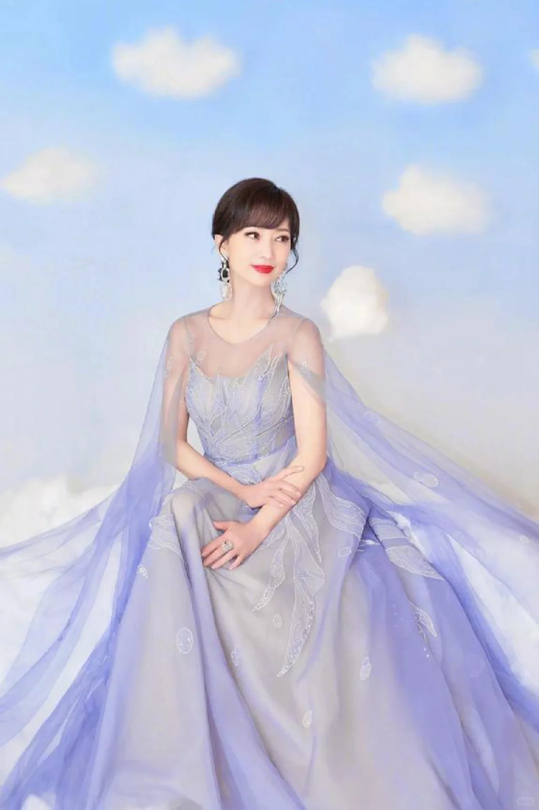 赵雅芝保养得真好,穿着一件浅蓝色梦幻纱裙