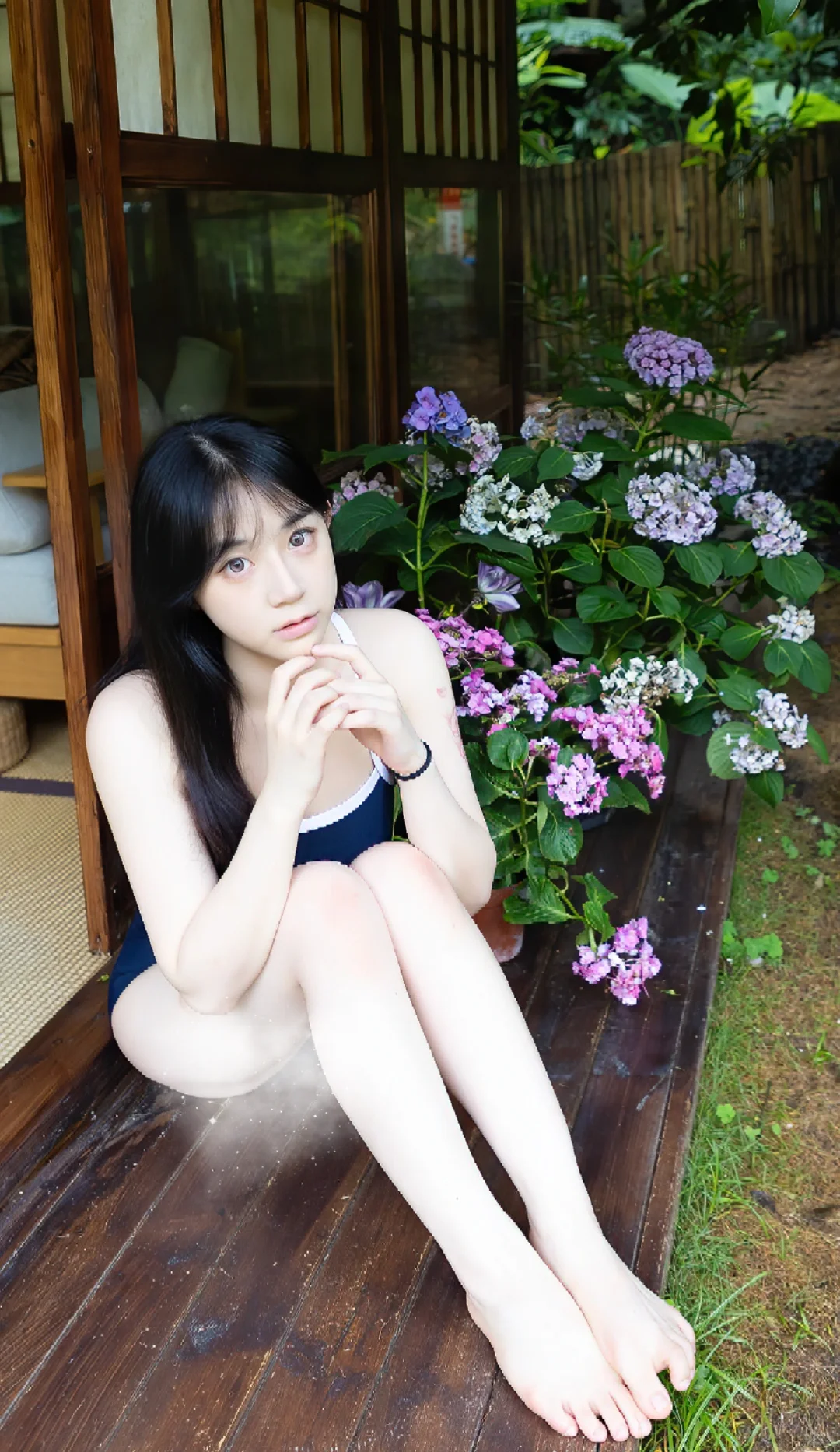 青夏的泳衣，是泳池里的一抹蓝