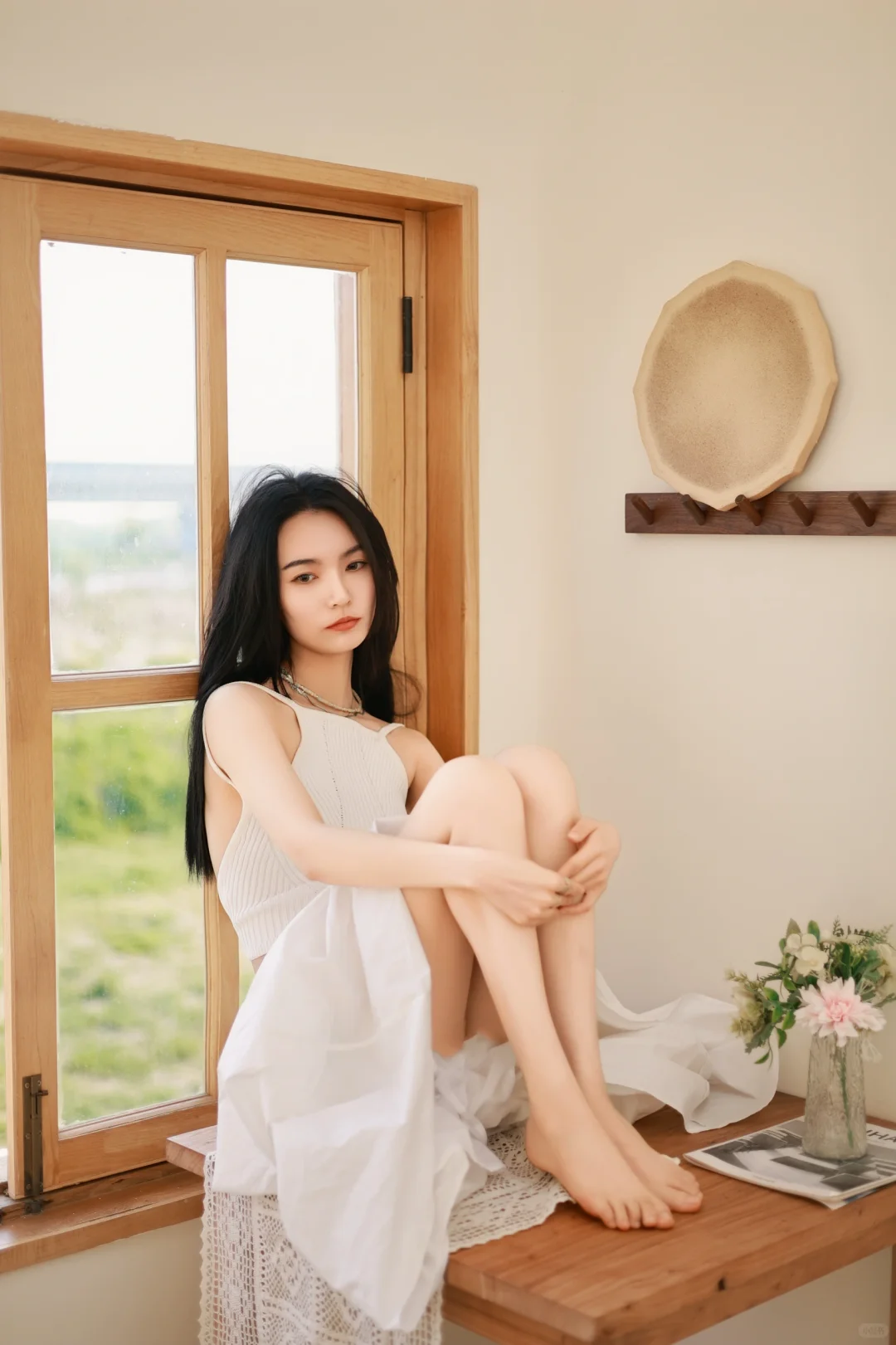 午后的阳光慵懒，她的微笑迷人