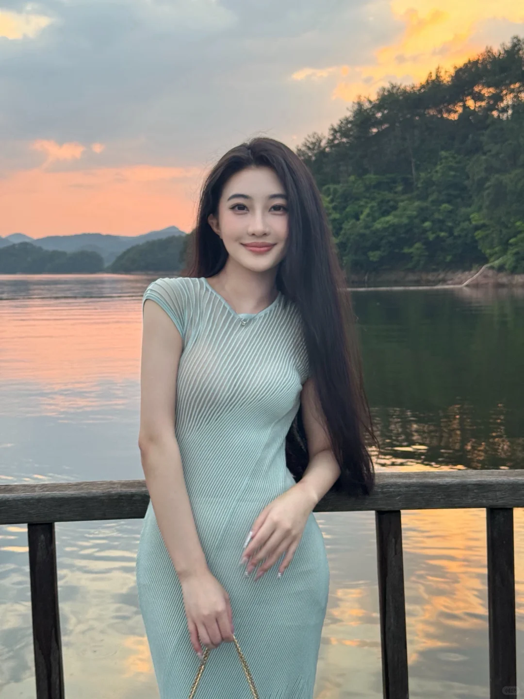 在女大小妈名媛人妻感中来回抽搐