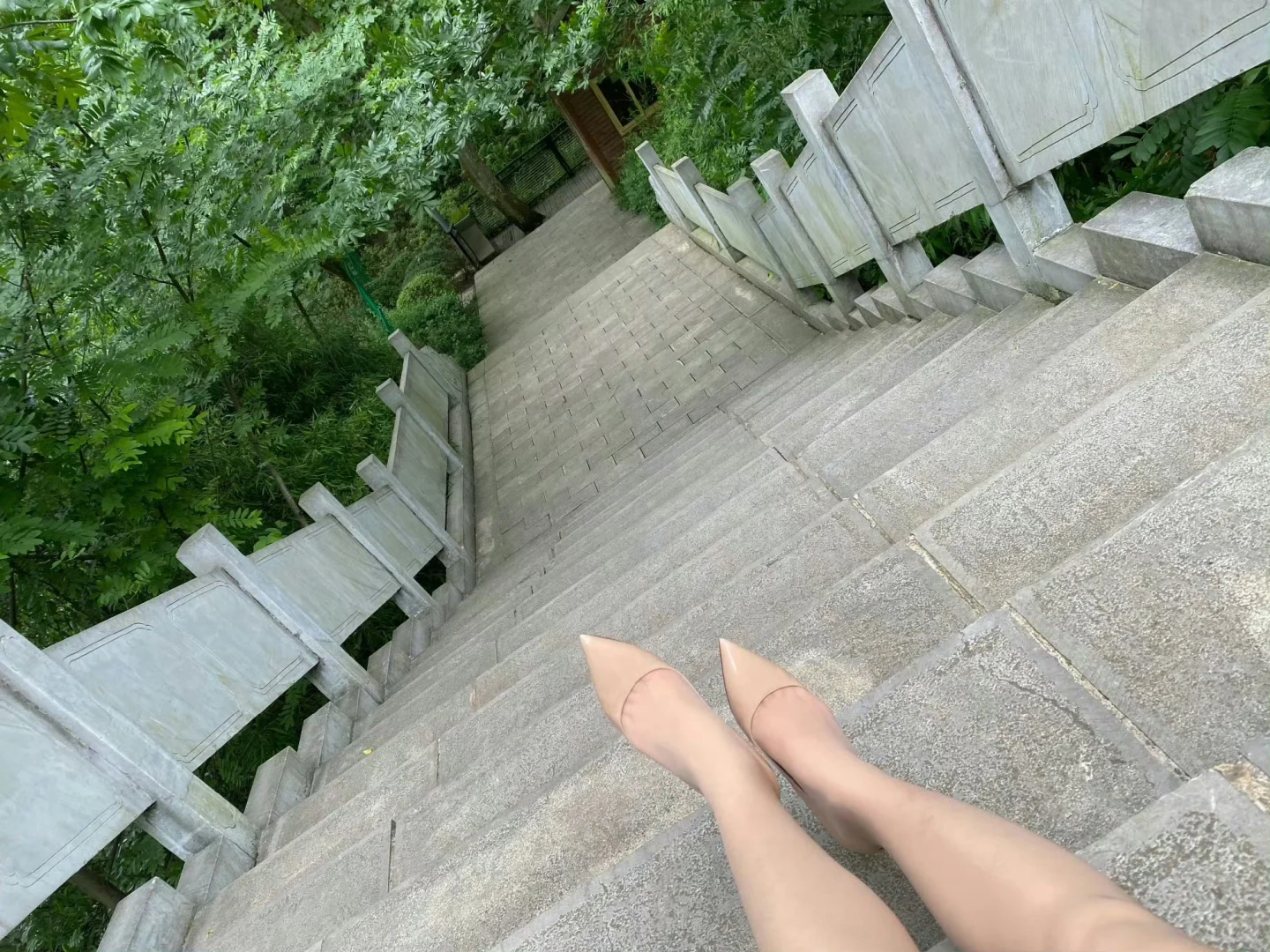 纯欲风拉满的0d肉丝搭配裸色红底高跟鞋