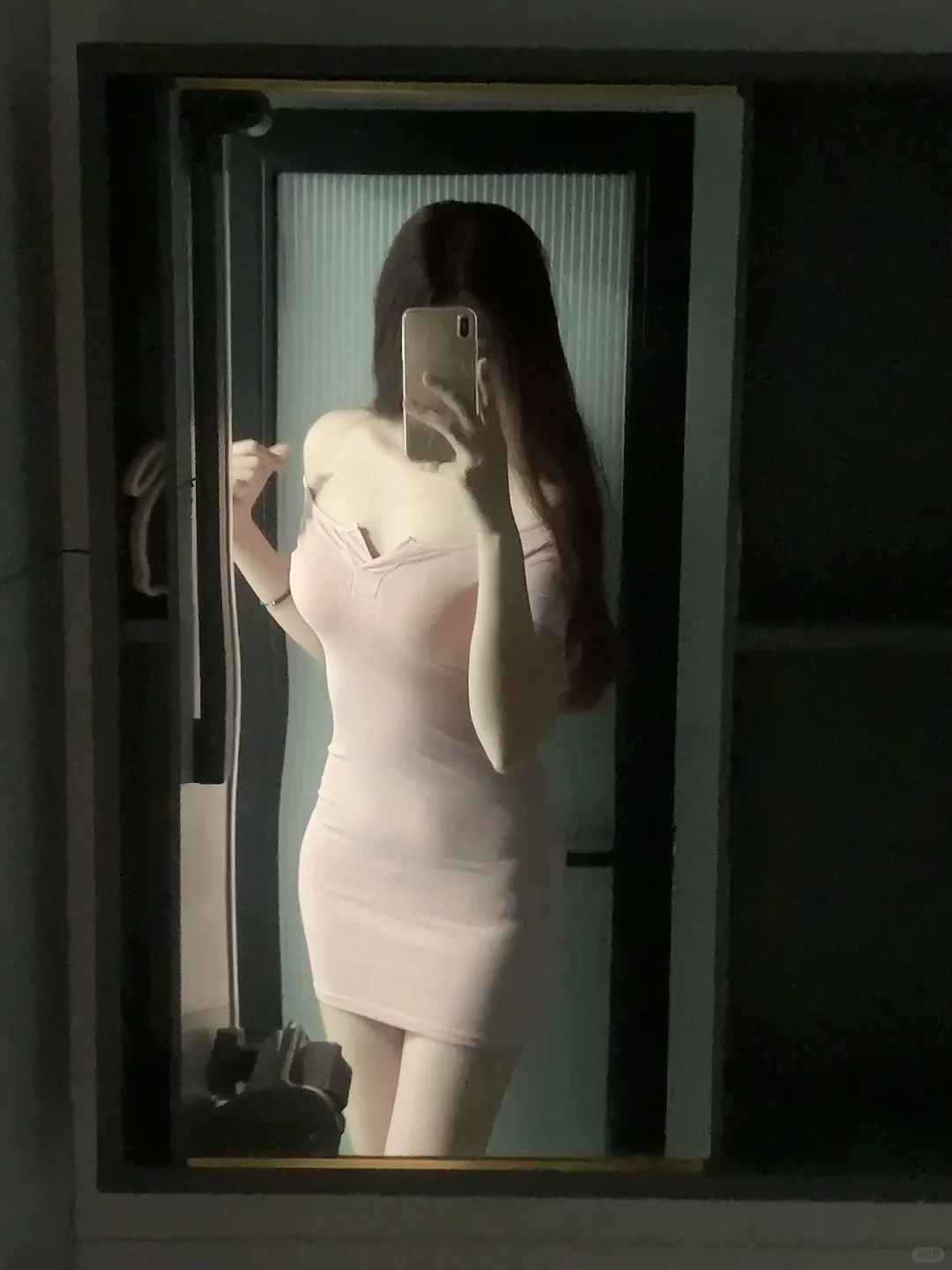 姐妹们！左滑看我穿上粉色包臀裙🎀