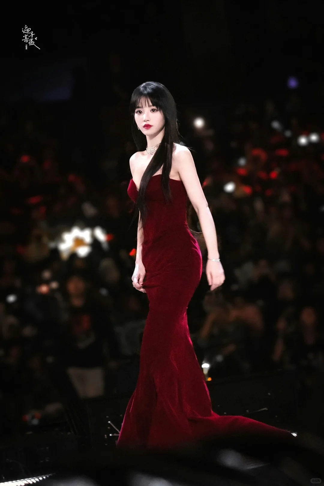 田曦薇黑长直红丝绒抹胸裙❤️明媚婀娜