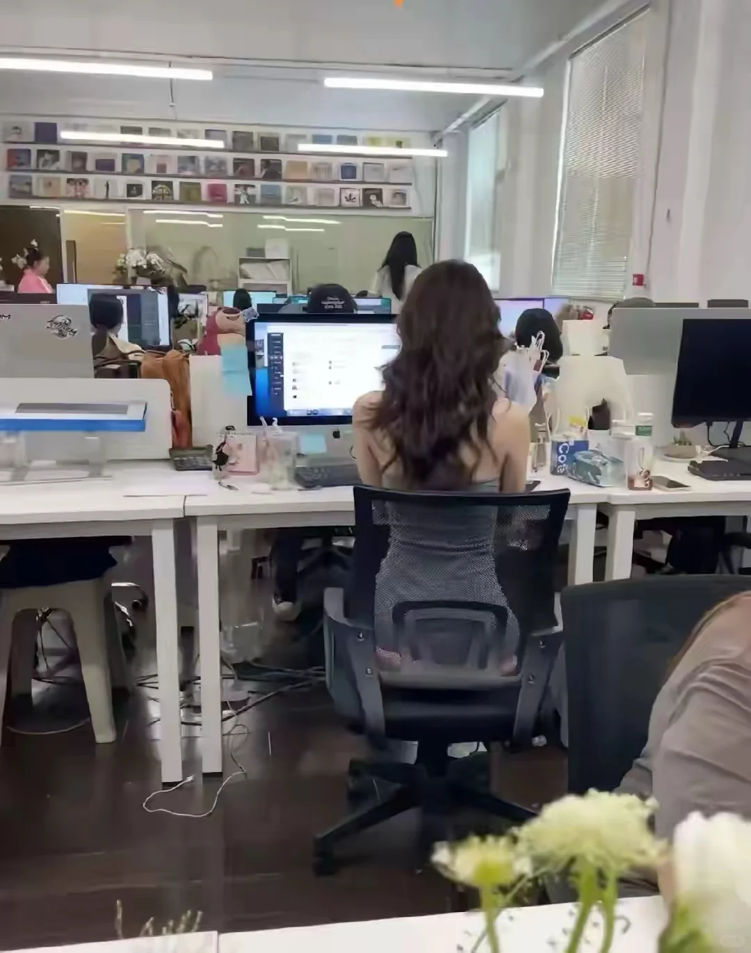 办公室里随处可见的美女