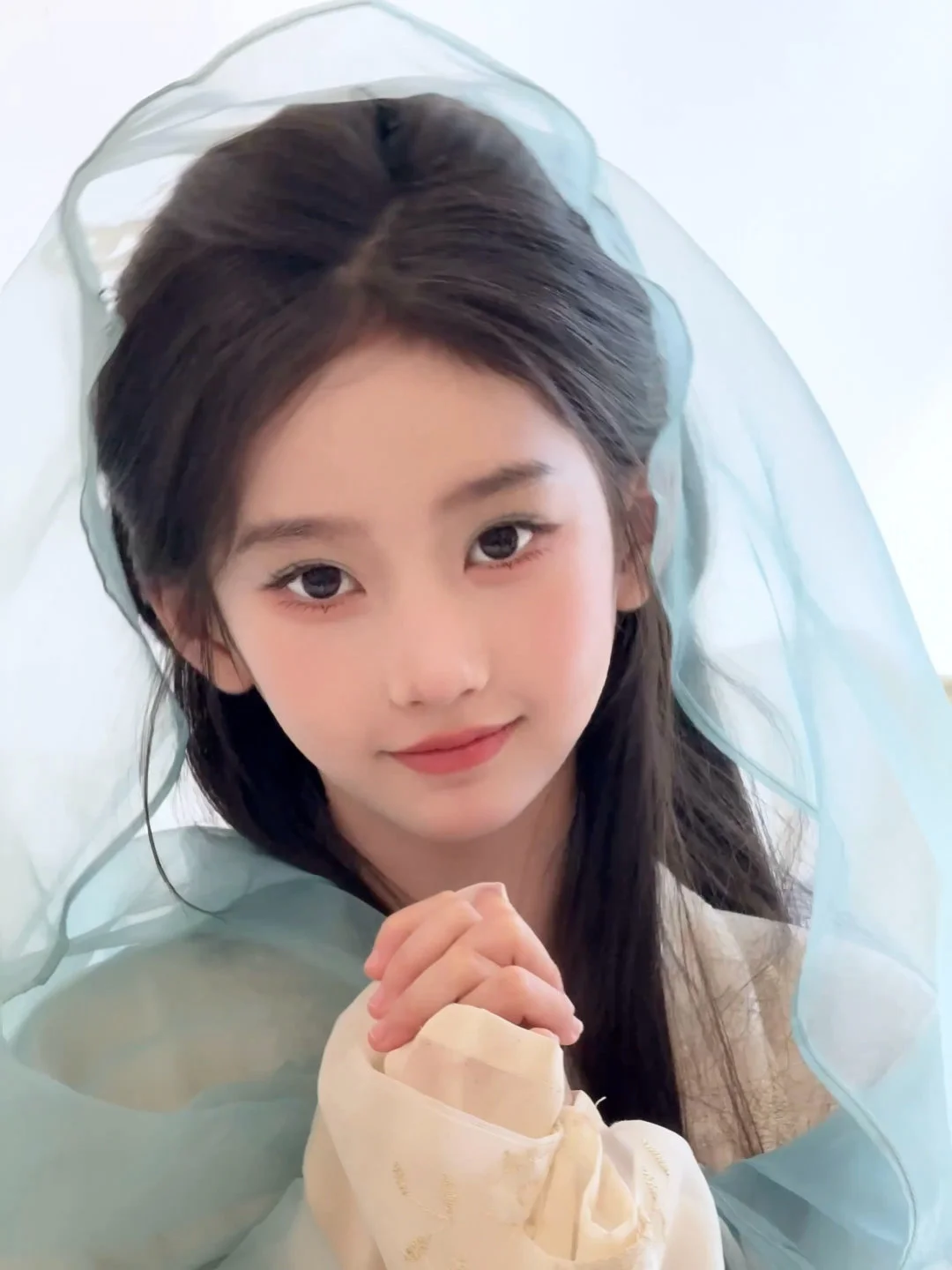 云想衣裳花想容，春风拂面露华容。