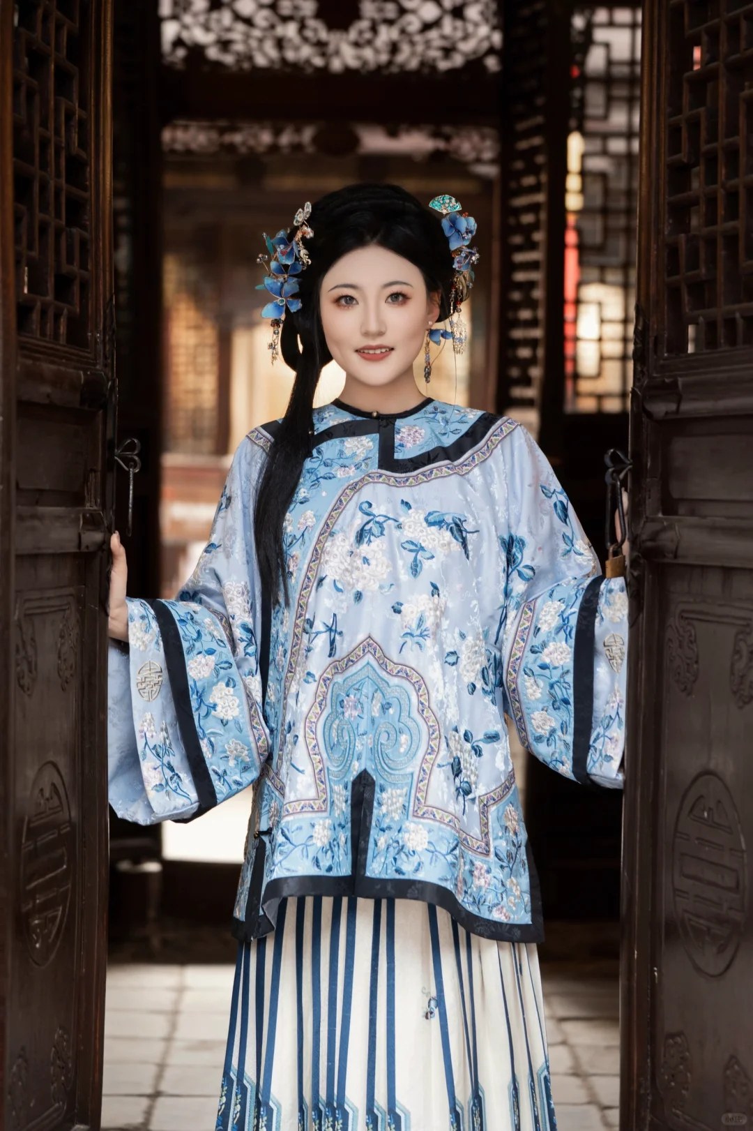 都说是靡费荒奢，但替你明媚鲜活