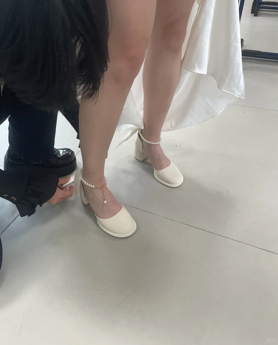 毕业被发现根本不会绑鞋带只是一味摸女人腿