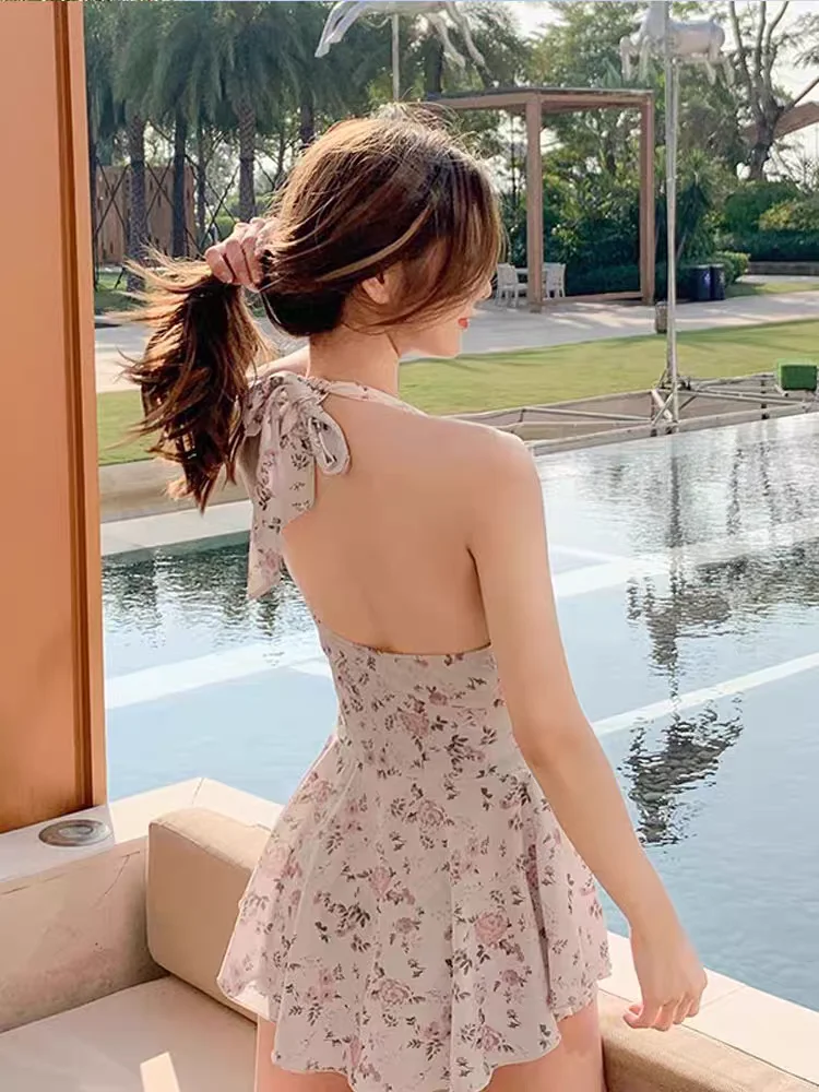🌟【夏日泳池必备！超美游泳穿搭大公开】