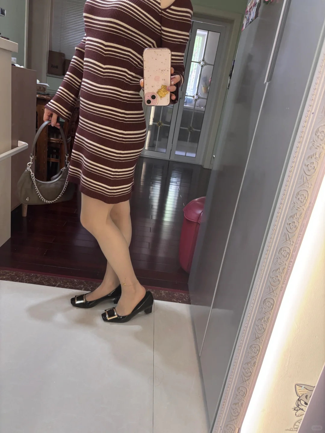 穿针织裙的温柔女人