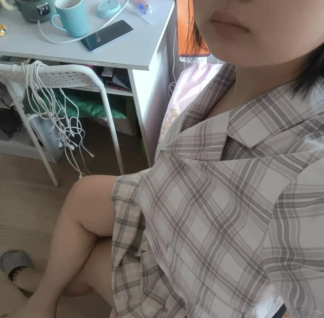 今天早上一起床就问舍友应该穿什么样的丝袜