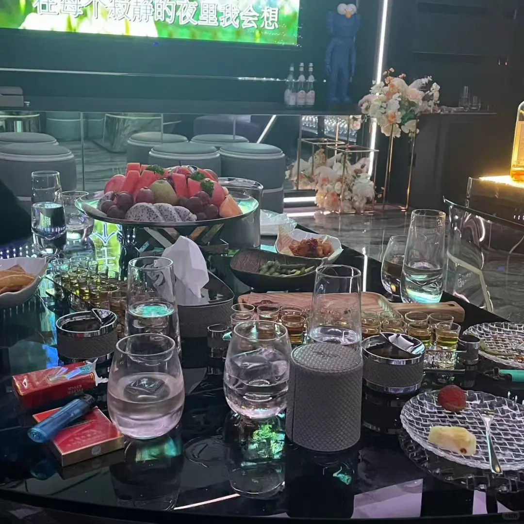 24岁侄女在商k被女模强吻
