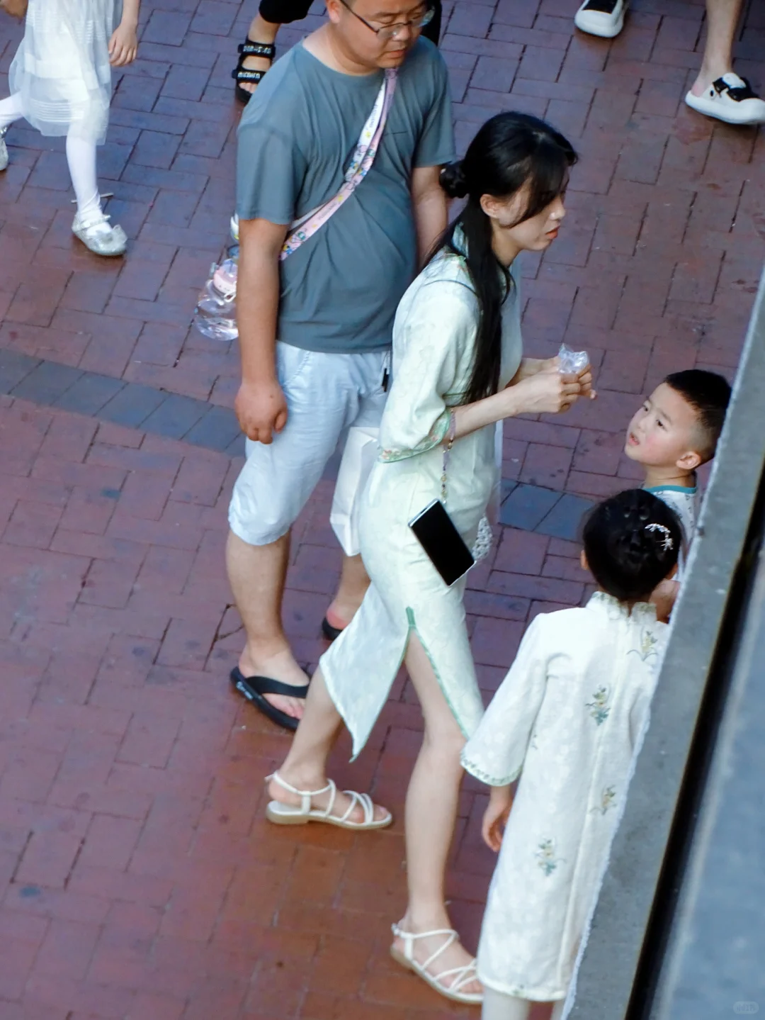 像这种的包臀长裙，也叫限步裙嘛?