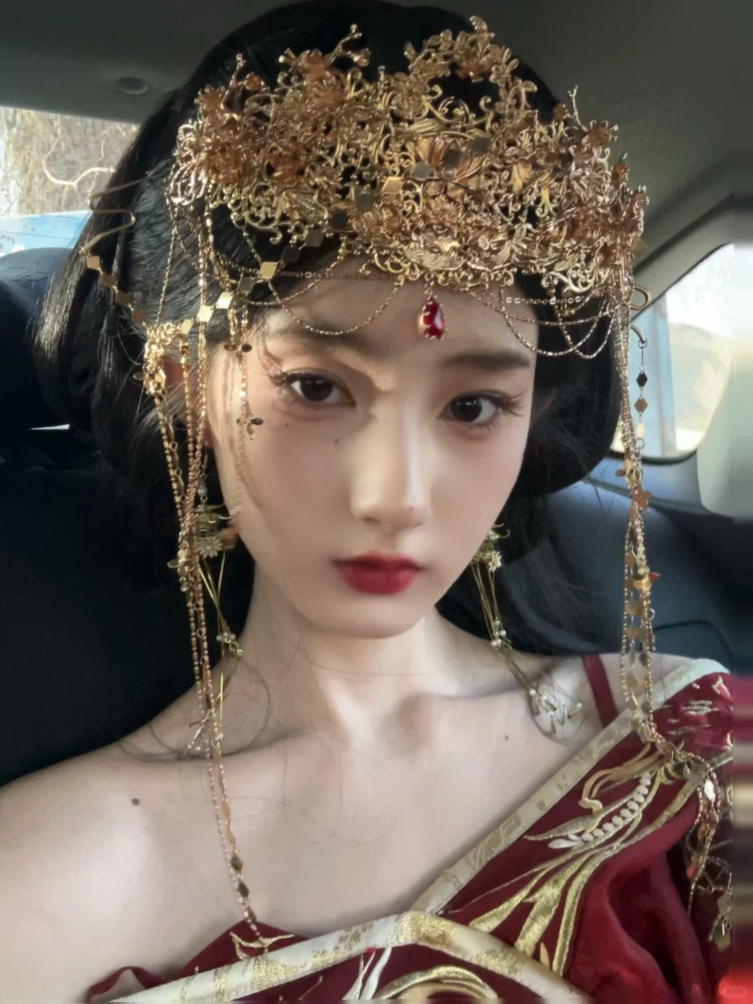 “云想衣裳花想容.”