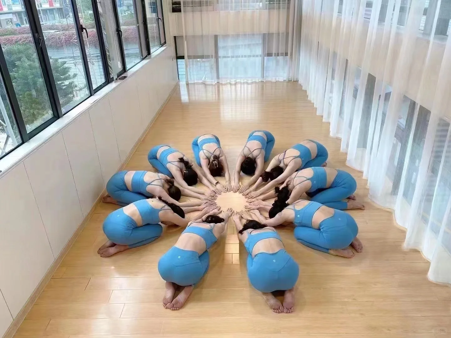 队服怪好看嘞🤔🤔