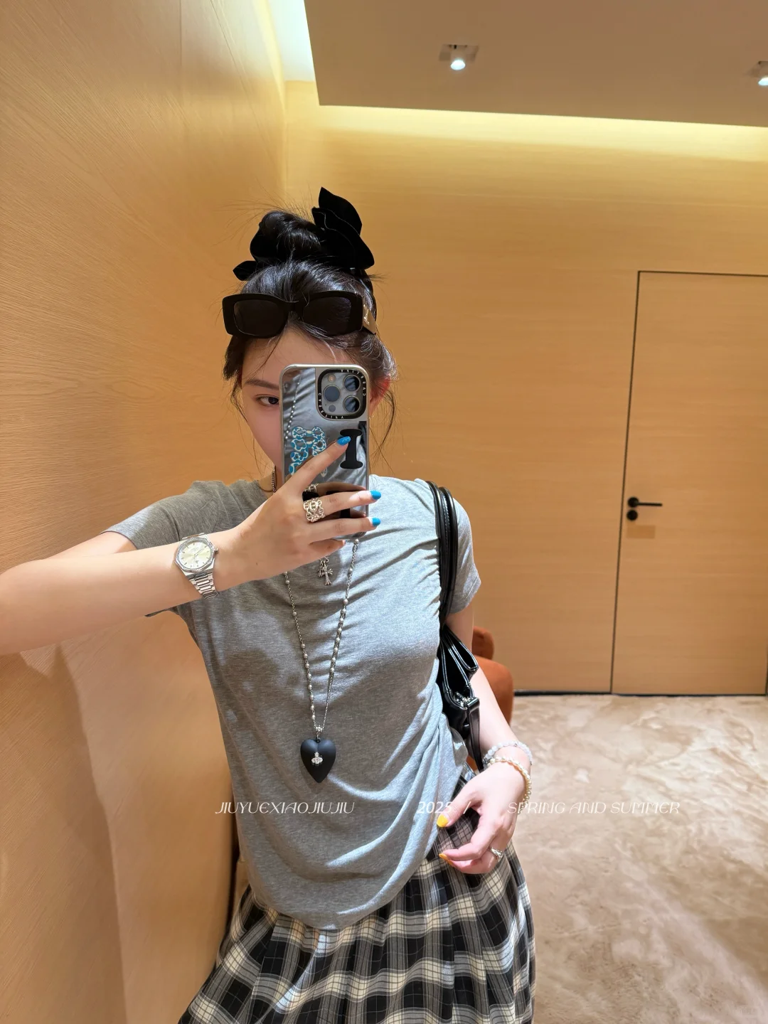 遛弯儿穿的舒服又好看那女的