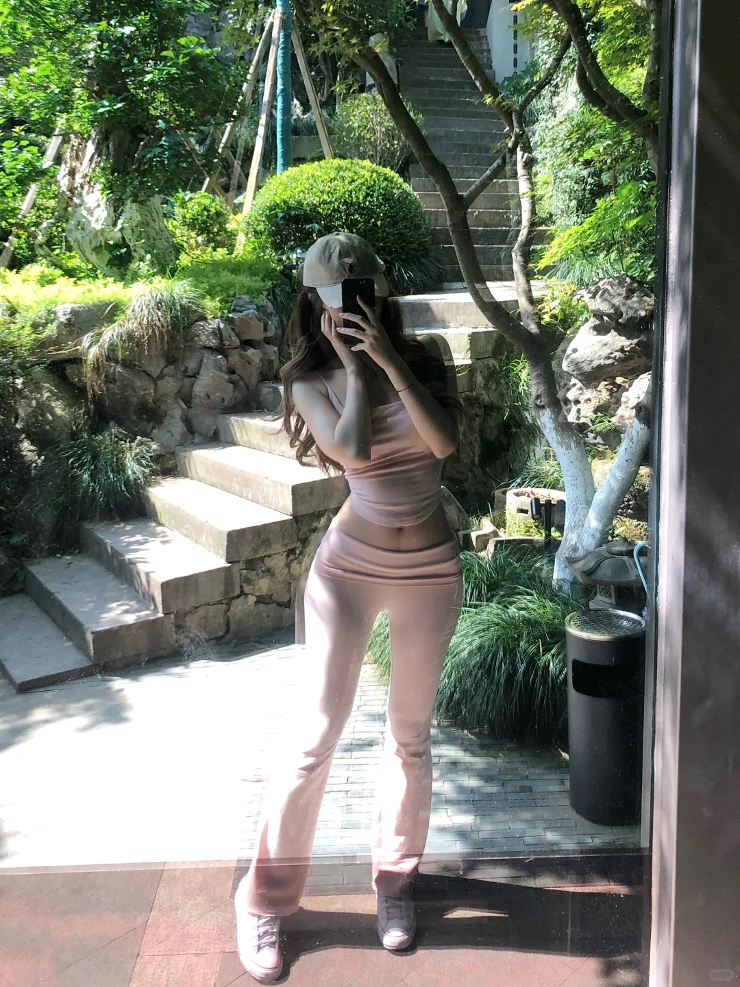 露背好美…