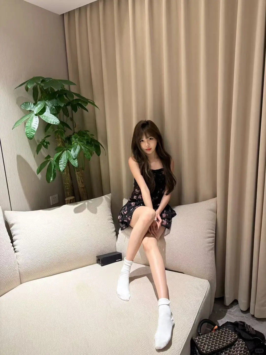 小黑裙很搭小白袜呦
