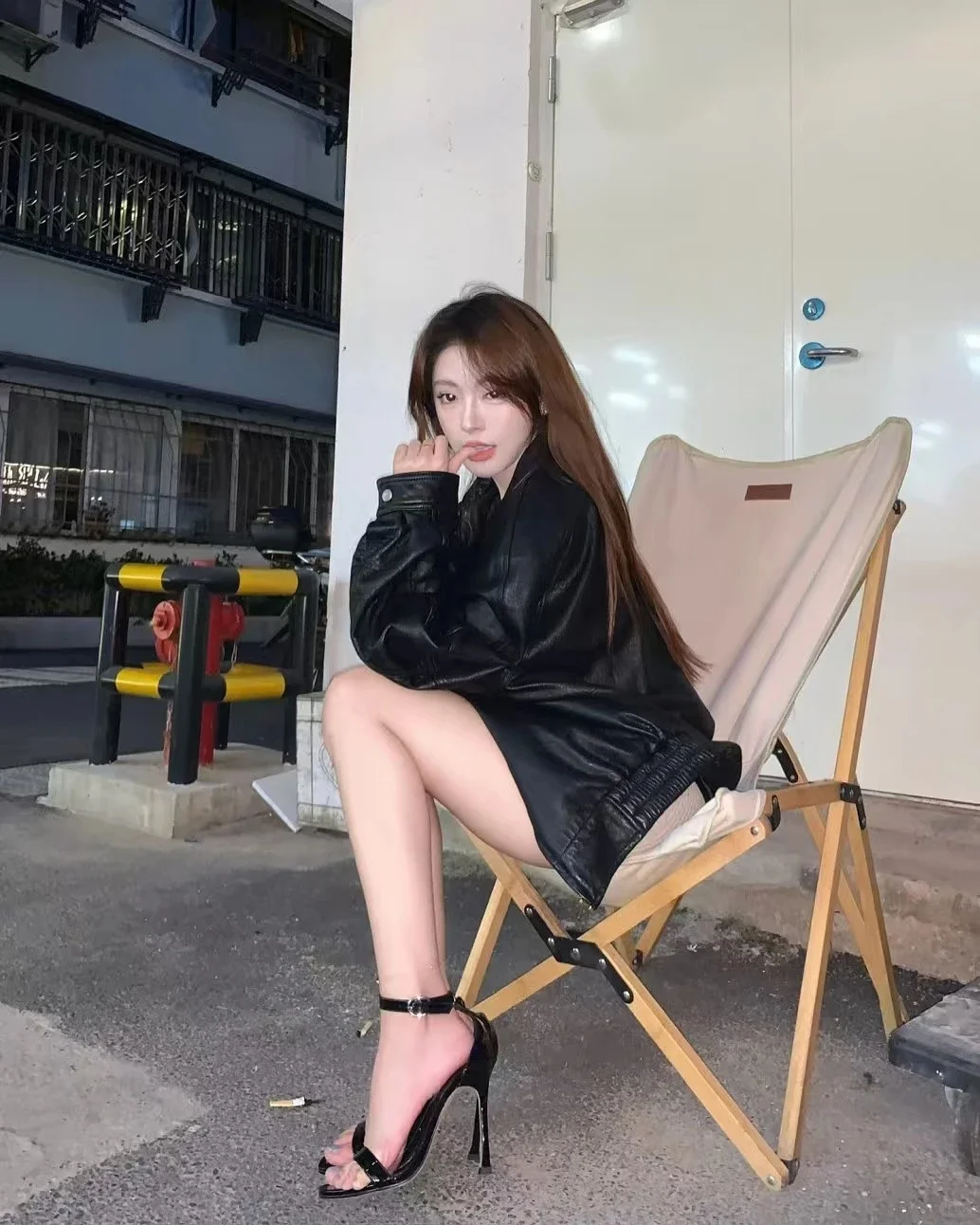 美女灰色薄丝+175大长腿，傲娇了，白的晃眼