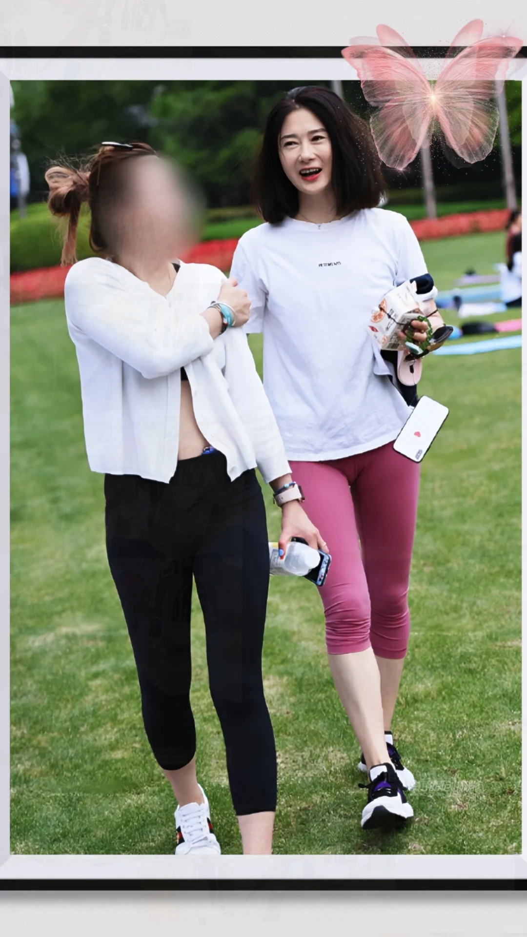 白T配红色瑜伽裤，简直绝绝子