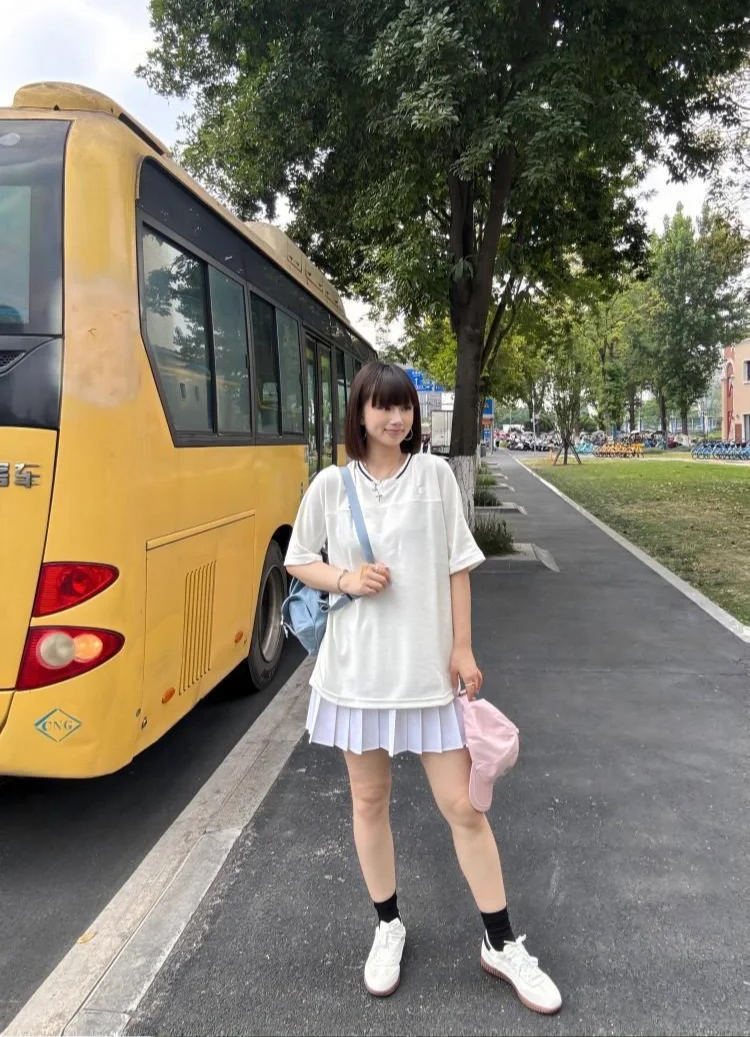 运动少女风穿搭：像夏日气泡水般的穿搭美学