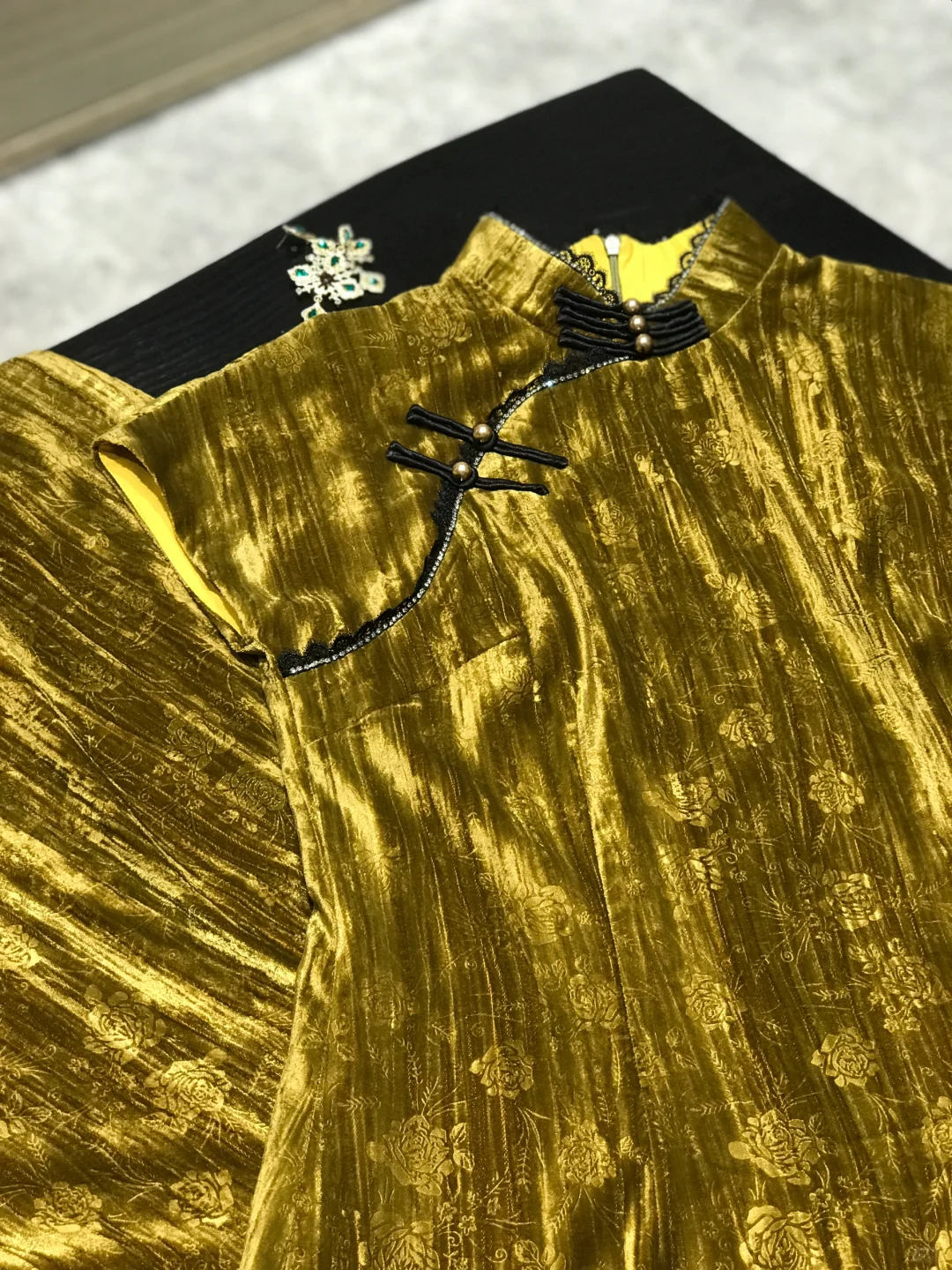 显白第一名的压花丝绒旗袍