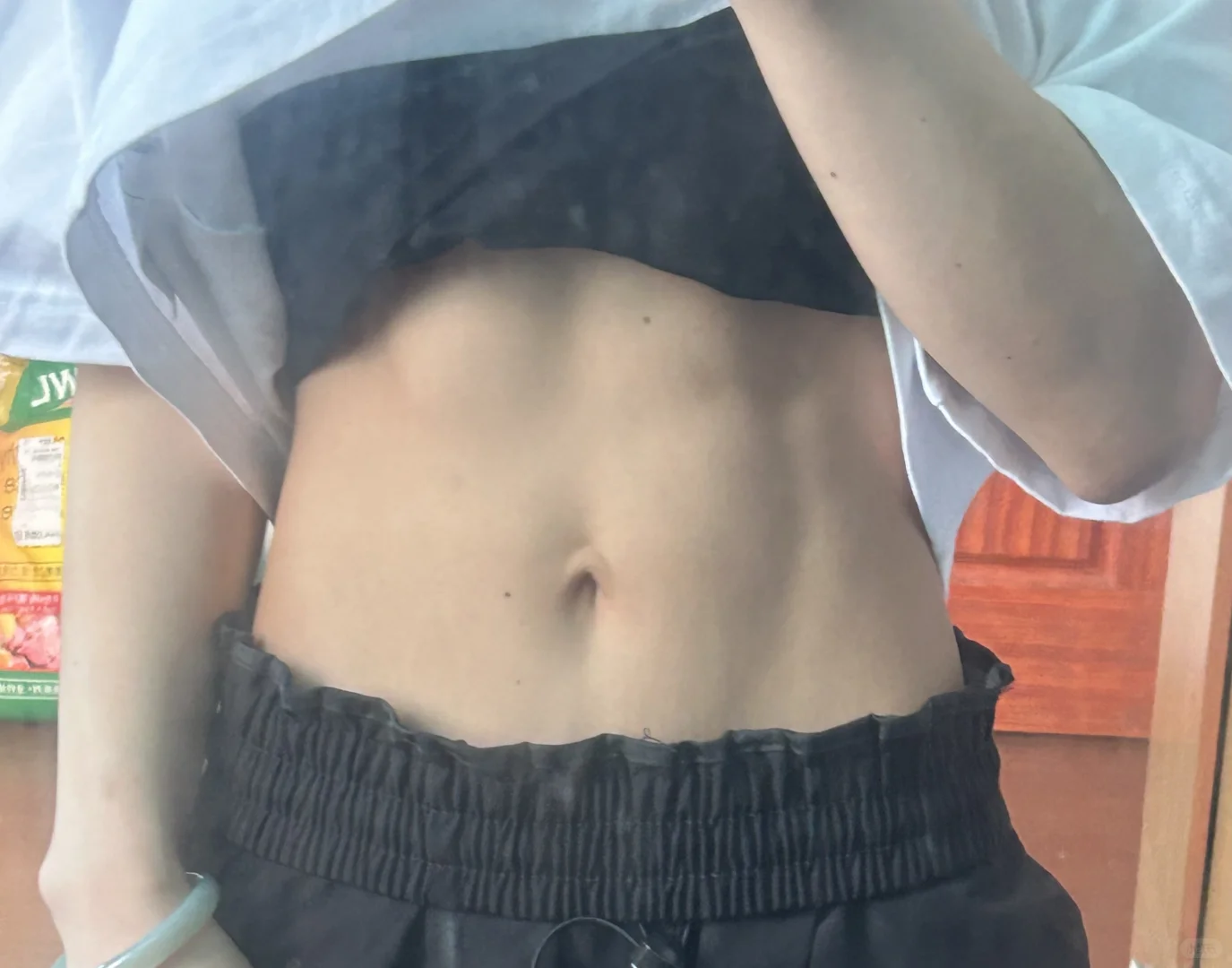 苹果原相机下女生的腹肌哈哈哈哈