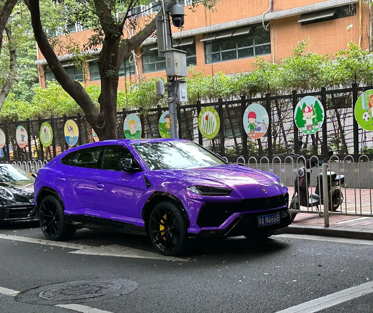 最近超级喜欢一件的白裙子搭配裸色高跟鞋