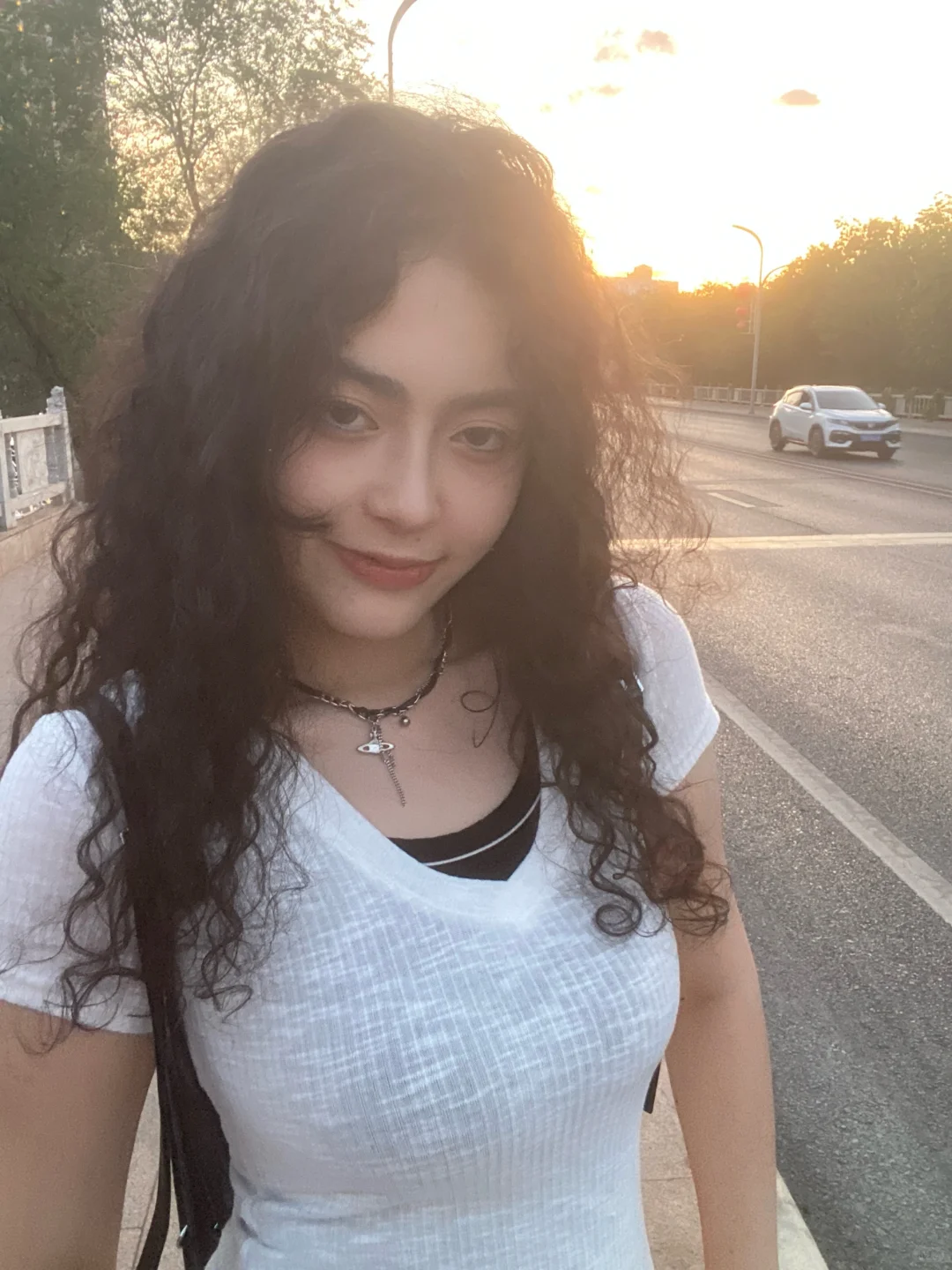 女大｜卷毛和白t