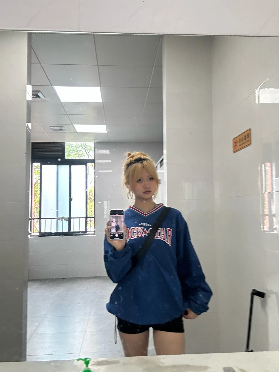 女大学生厕所一日游