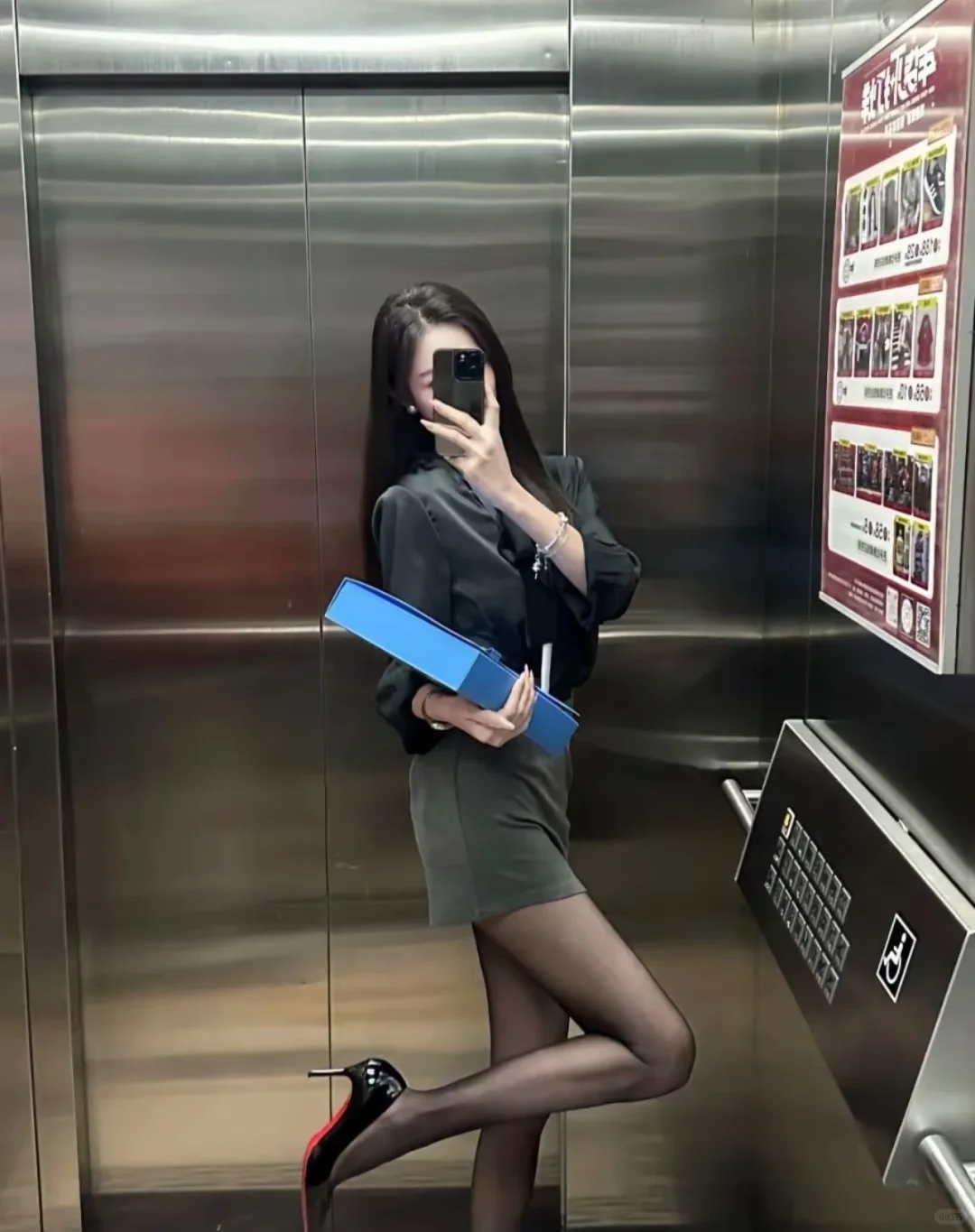 电梯间拍出职场时尚感 黑衬衫与灰裙搭配