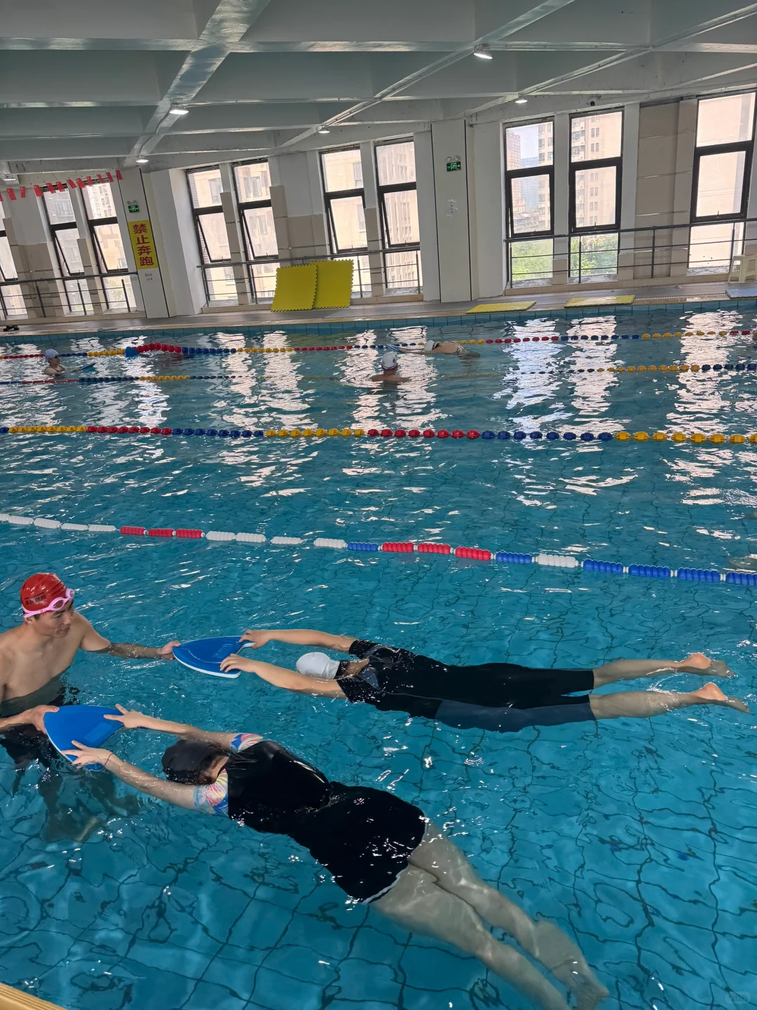 不会游泳 怎么坠入爱河 游泳女教练