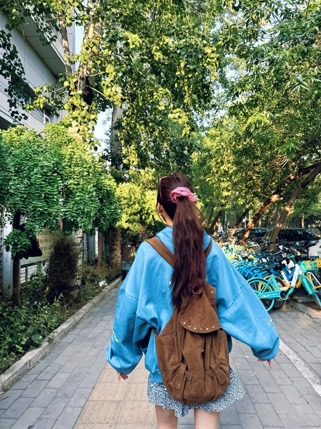 阳光明媚的小女孩！