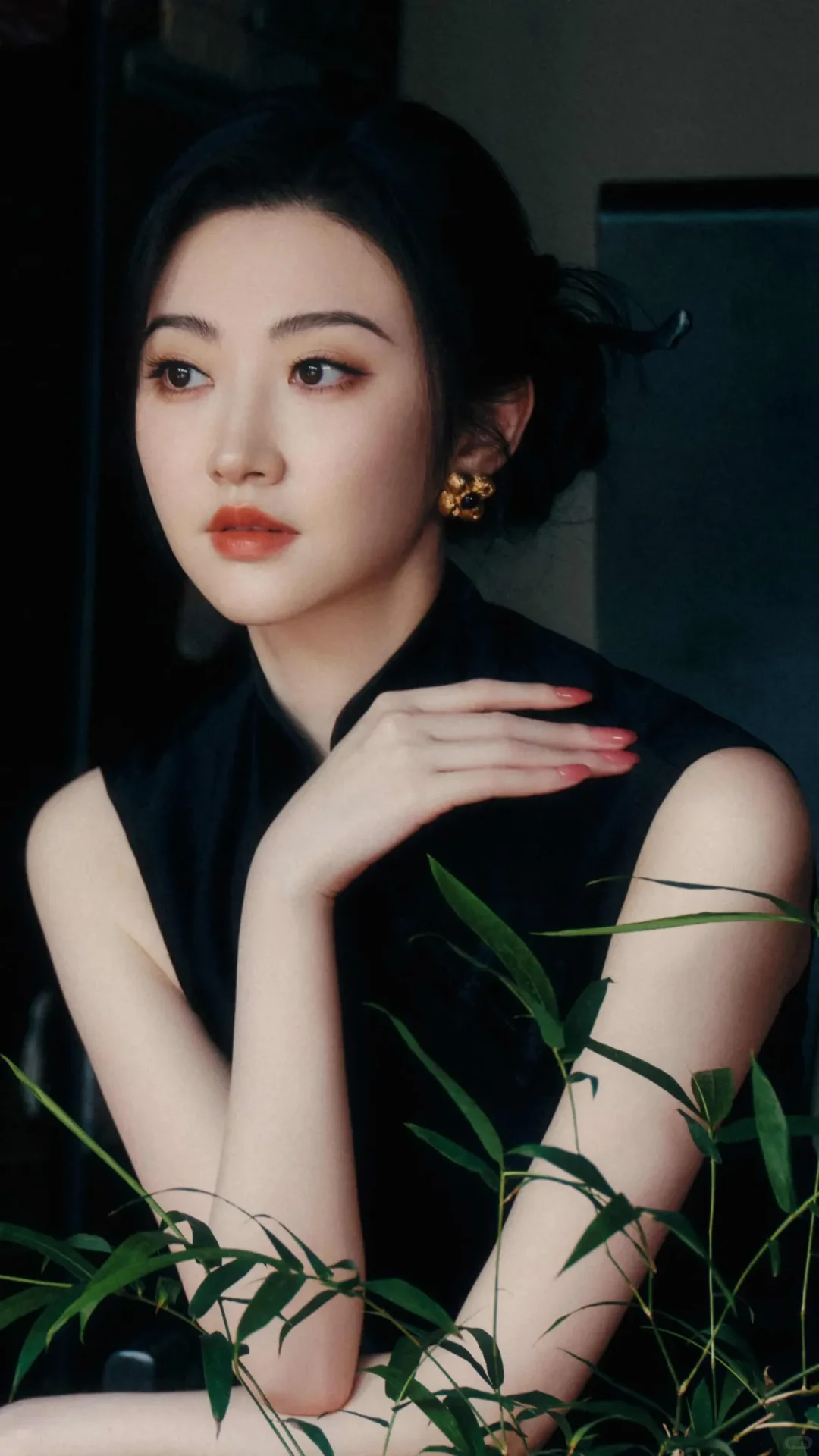 景甜出席活动搭配黑色旗袍尽显东方优雅气质