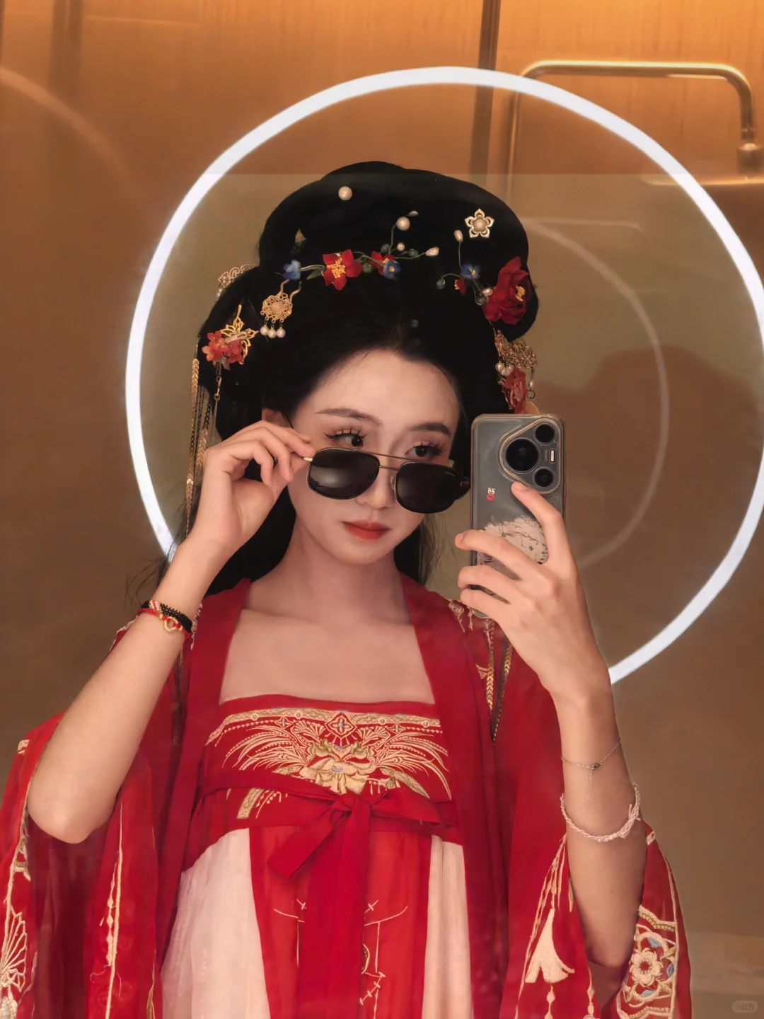 墨镜汉服帅姐～😎