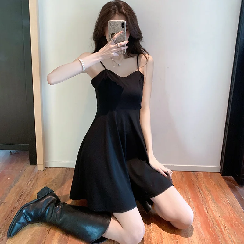 绝美黑色吊带连衣裙捕获你的心