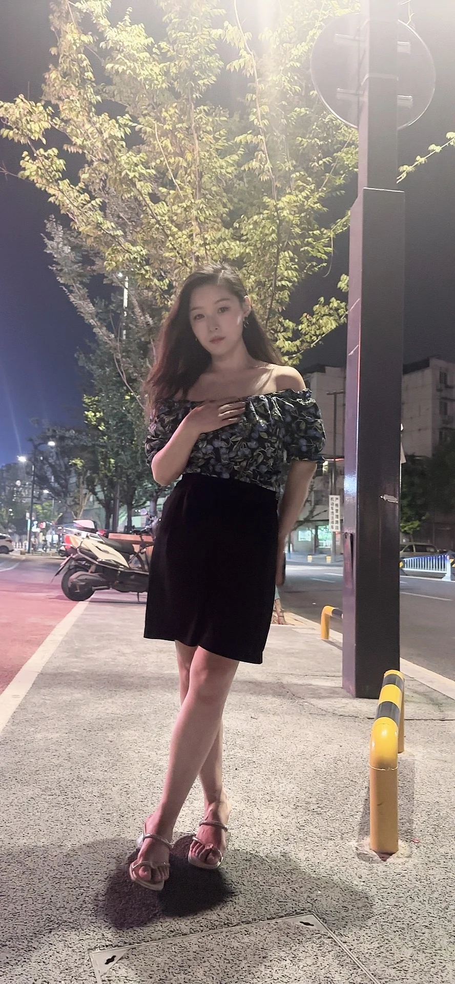 四十岁的女人深夜街头拍照片